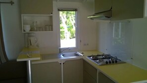 Kühlschrank, Mikrowelle, Herdplatte, Toaster