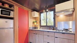 Fridge, microwave, stovetop