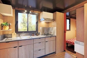 Réfrigérateur, micro-ondes, plaque de cuisson