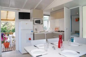 Frigorífico, microondas y placa de cocina