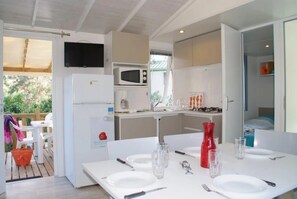 Frigorífic, microones i placa de cuina 