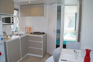 Refrigerador, microondas y parrilla de estufa 
