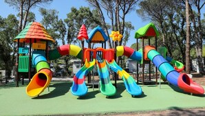 Un parque infantil con toboganes y estructuras para escalar.