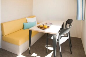 Dining - ZEcamping 3 étoiles parc aquatique animaux acceptés locatif TV clim (Frejus)