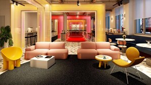 Een moderne lounge met zitplaatsen, een bar en een eetgedeelte.