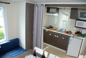 Geladeira, micro-ondas, cooktop