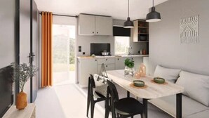 Een moderne keuken met een eethoek, met een groot raam, een bank en hanglampen.