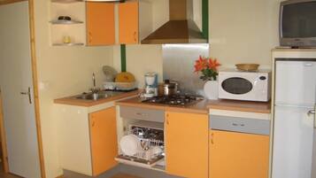 Een koelkast, een microgolfoven, een kookplaat, een vaatwasser