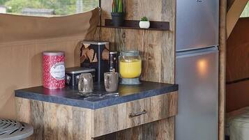 Réfrigérateur, micro-ondes, plaque de cuisson, grille-pain