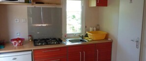 Fridge, microwave, stovetop - Camping 3 étoiles - Parc aquatique - eecfde (Saint-Maime)