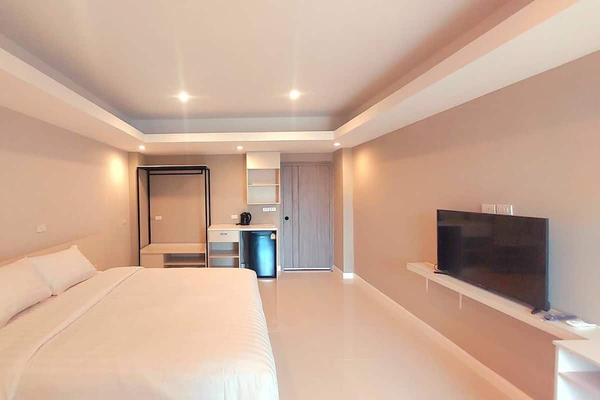 Premium Room, 1 Bedroom, Non Smoking, Private Bathroom | 20 bedrooms, desk, soundproofing, free WiFi