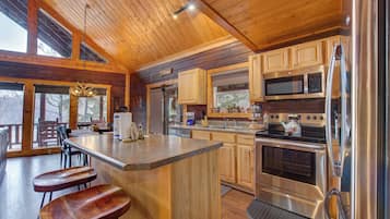 Cabin, Multiple Beds, Pool Access | Private kitchen | Fridge, microwave, oven, stovetop