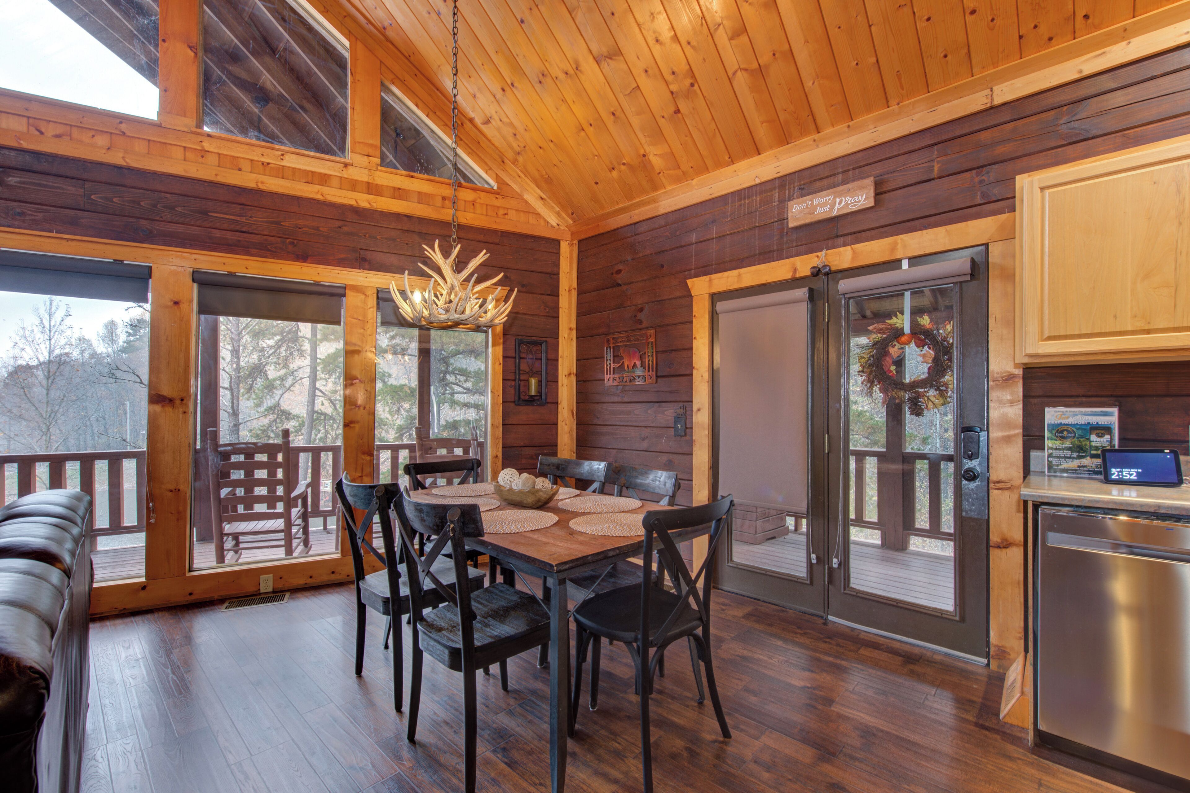 Cabin, Multiple Beds, Pool Access | Dining