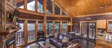 Chalet rustique, Plusieurs lits, accÚs à la piscine | Aire de séjour | Téléviseur à écran plat de 42 po avec télévision numérique, téléviseur