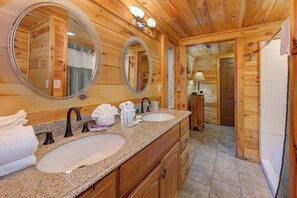 Ferienhütte, Mehrere Betten, Poolzugang | Badezimmer | Whirlpool, Designer-Toilettenartikel, Haartrockner, Handtücher