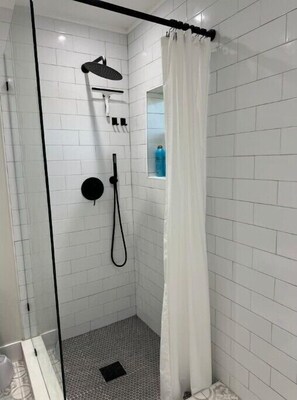 Dusche, Haartrockner, Handtücher, Seife