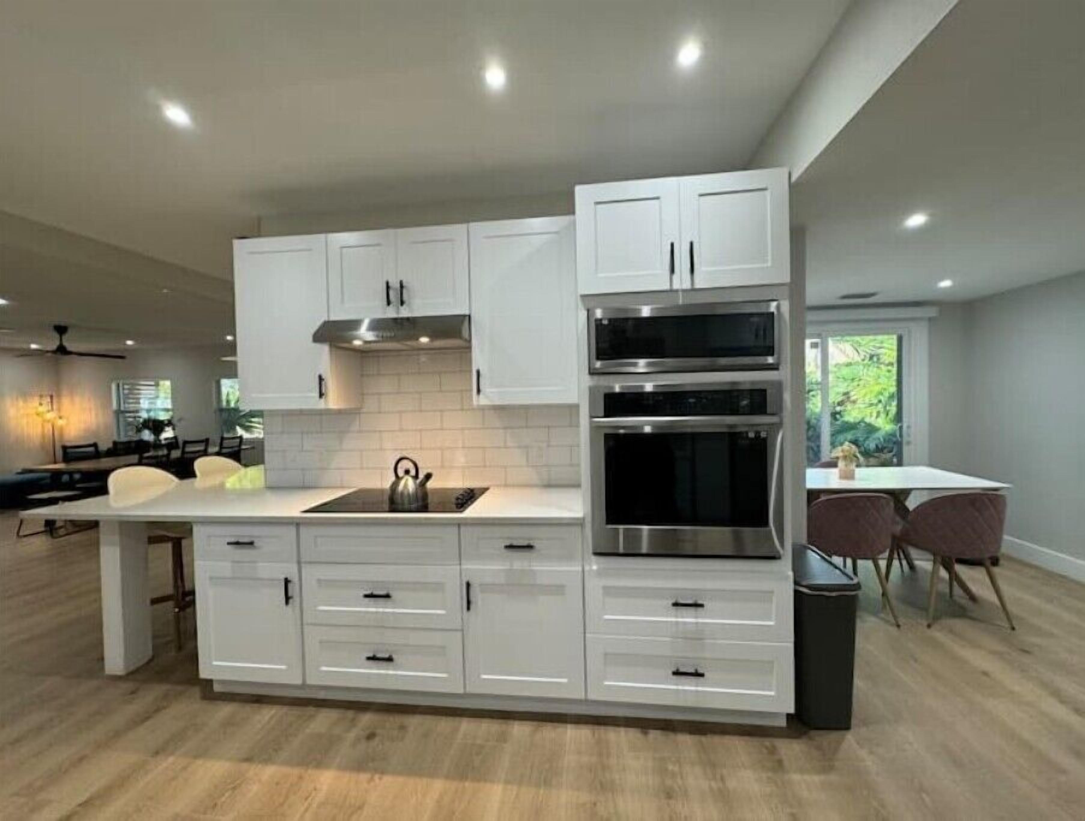 Køleskab, mikrobølgeovn, ovn, kogeplade