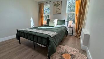 4 dormitorios, tabla de planchar con plancha, cuna de viaje