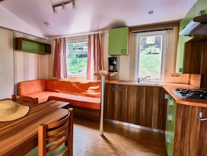 Kühlschrank, Mikrowelle, Herdplatte