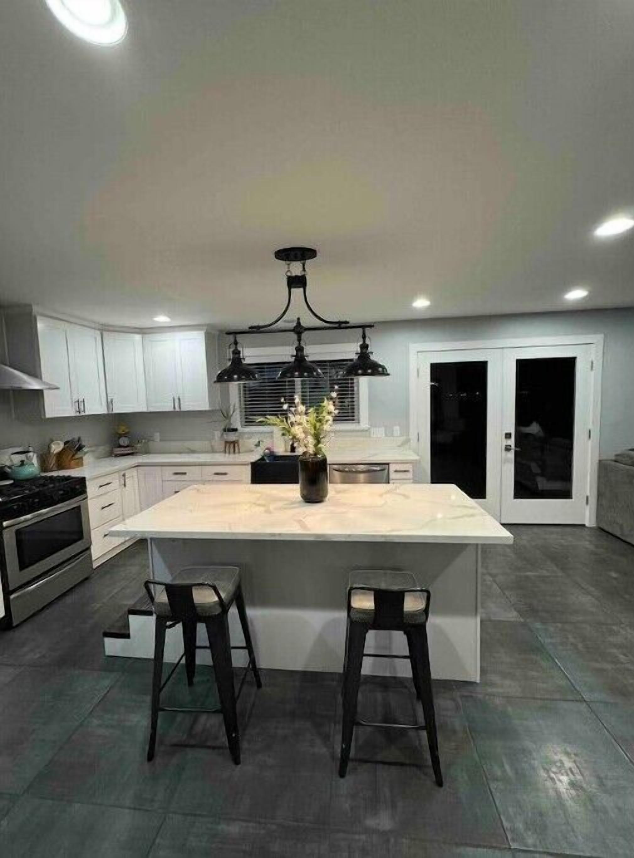 Kylskåp, mikrovågsugn, ugn och spishäll