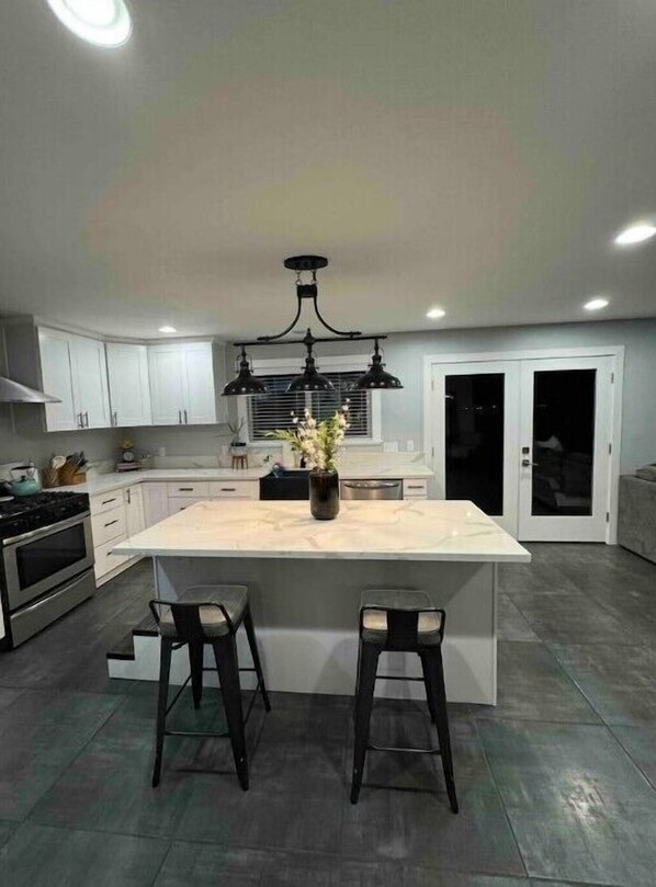 Fridge, microwave, oven, stovetop - The Wolf House: Entire house near Jacksonville
(Medford)