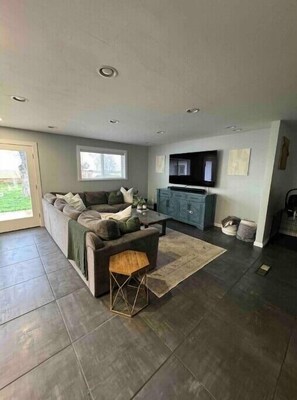 Smart TV, fireplace, books, stereo - The Wolf House: Entire house near Jacksonville
(Medford)