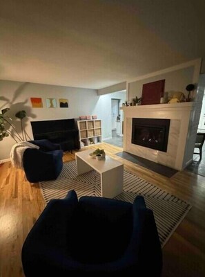 Interior - The Wolf House: Entire house near Jacksonville
(Medford)