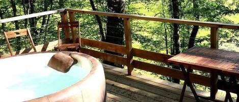 Outdoor spa tub