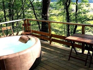 Outdoor spa tub - ZEcamping 4 étoiles animé piscine chauffée bien-être roulotte BBQ 21m2 (Estipouy)