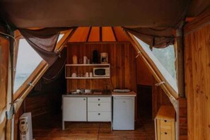 Kjøleskap og mikrobølgeovn