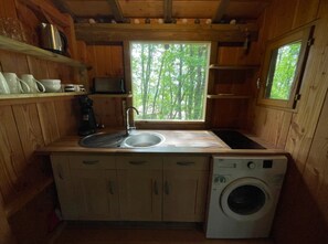 Jääkaappi, mikroaaltouuni, liesi, leivänpaahdin