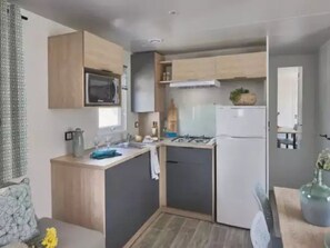 Kühlschrank, Mikrowelle, Herdplatte, Geschirrspüler