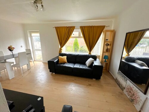 Cosy & Quiet House close to Etihad and City Centre.