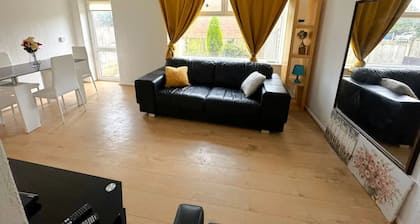 Cosy & Quiet House close to Etihad and City Centre.