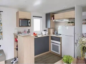 Kühlschrank, Mikrowelle, Herdplatte, Geschirrspüler