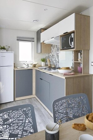 Køleskab, mikrobølgeovn, kogeplade