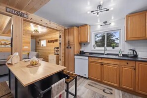 Kylskåp, mikrovågsugn, ugn och spishäll