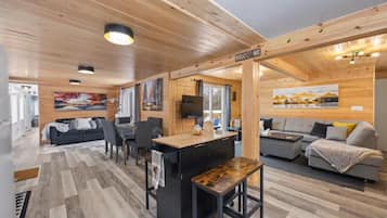 Älytelevisio, takka, videopelejä, kirjoja