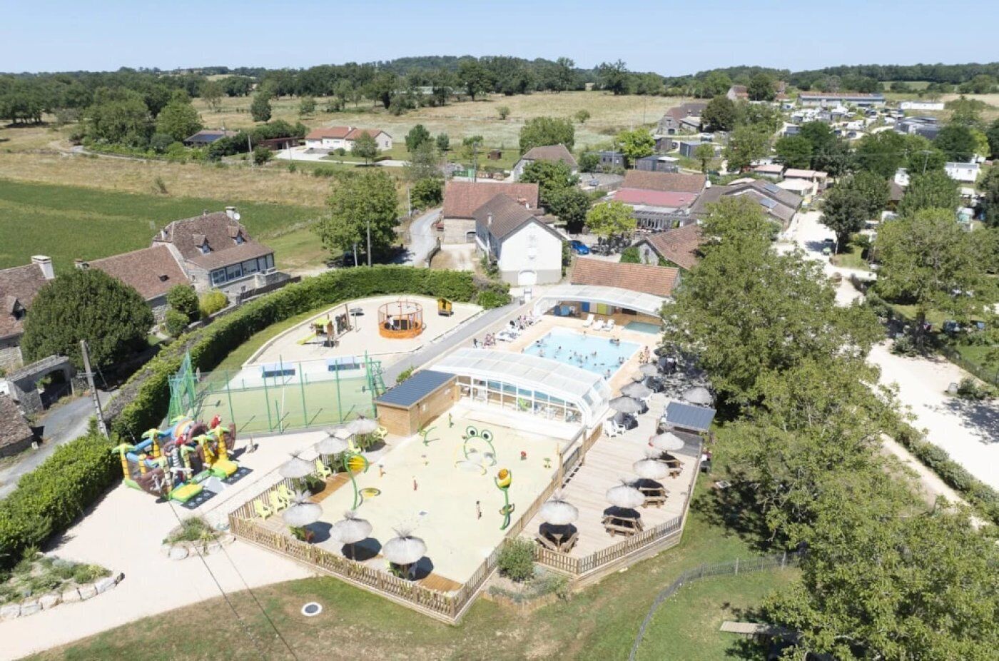 Innendørsbasseng og et oppvarmet basseng