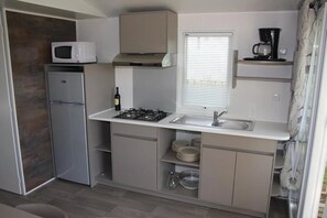 Køleskab, mikrobølgeovn, kogeplade