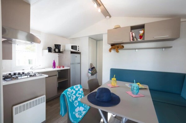 Jääkaappi, mikroaaltouuni, liesi