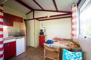 Køleskab, mikrobølgeovn, kogeplade