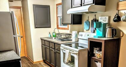 Adorable tiny house minutes from downtown Omaha! Wheelchair accessible