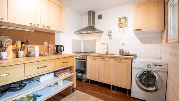 Réfrigérateur, micro-ondes, four, cafetiÚre/bouilloire