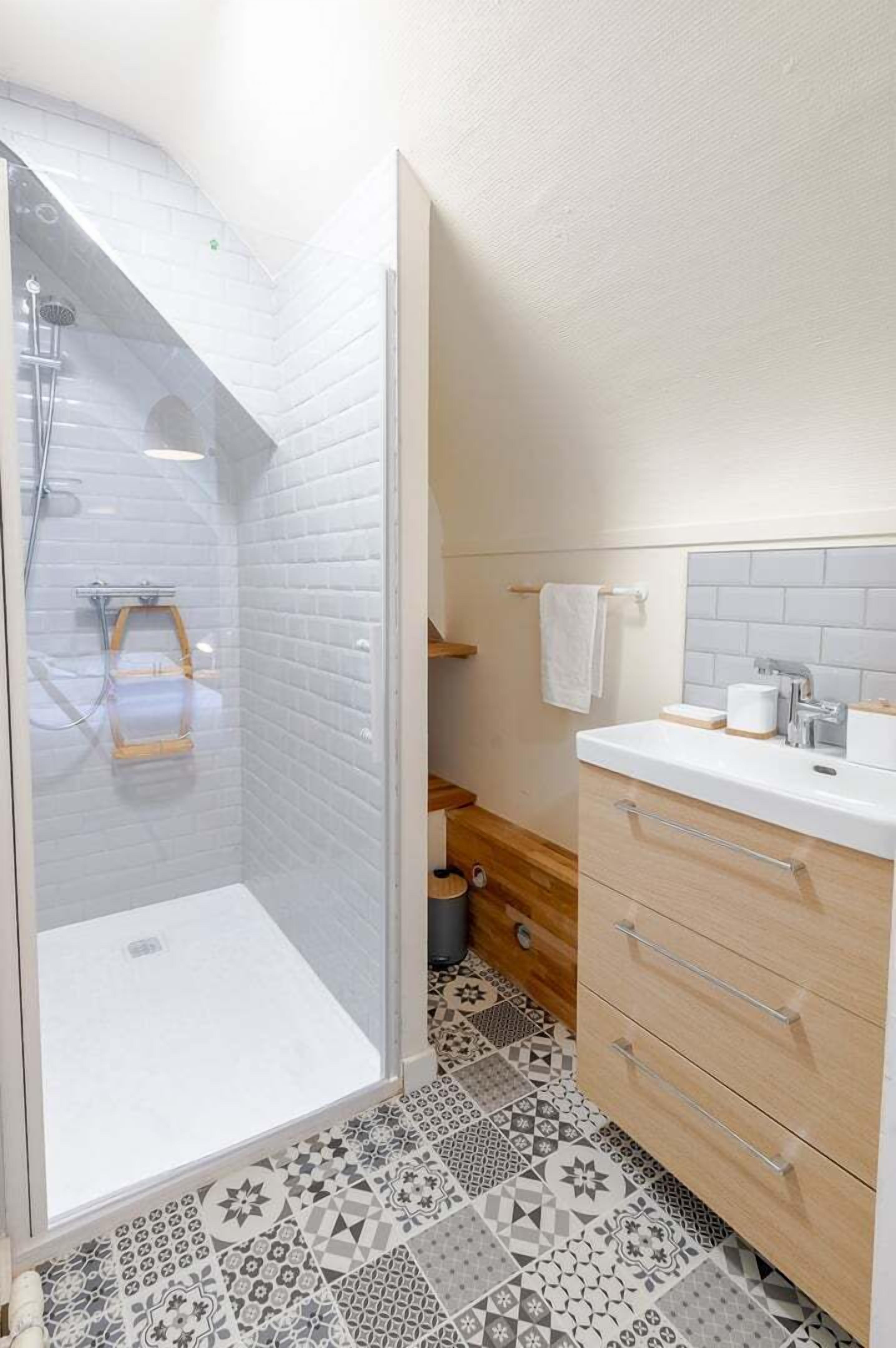 Een douche, een haardroger, handdoeken