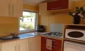 Fridge, microwave, stovetop