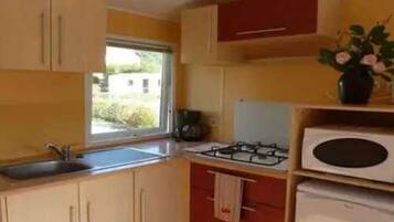 Køleskab, mikrobølgeovn, kogeplade