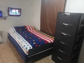 1 habitación, tabla de planchar con plancha y wifi gratis 