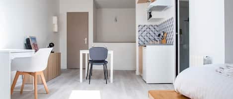 Työpöytä, internet, vuodevaatteet