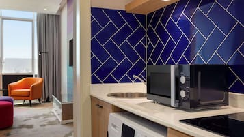 Phòng Suite, 1 giường cỡ king, hút thuốc, quang cảnh thành phố | Bộ đồ giường cao cấp, minibar, két bảo mật tại phòng, bàn